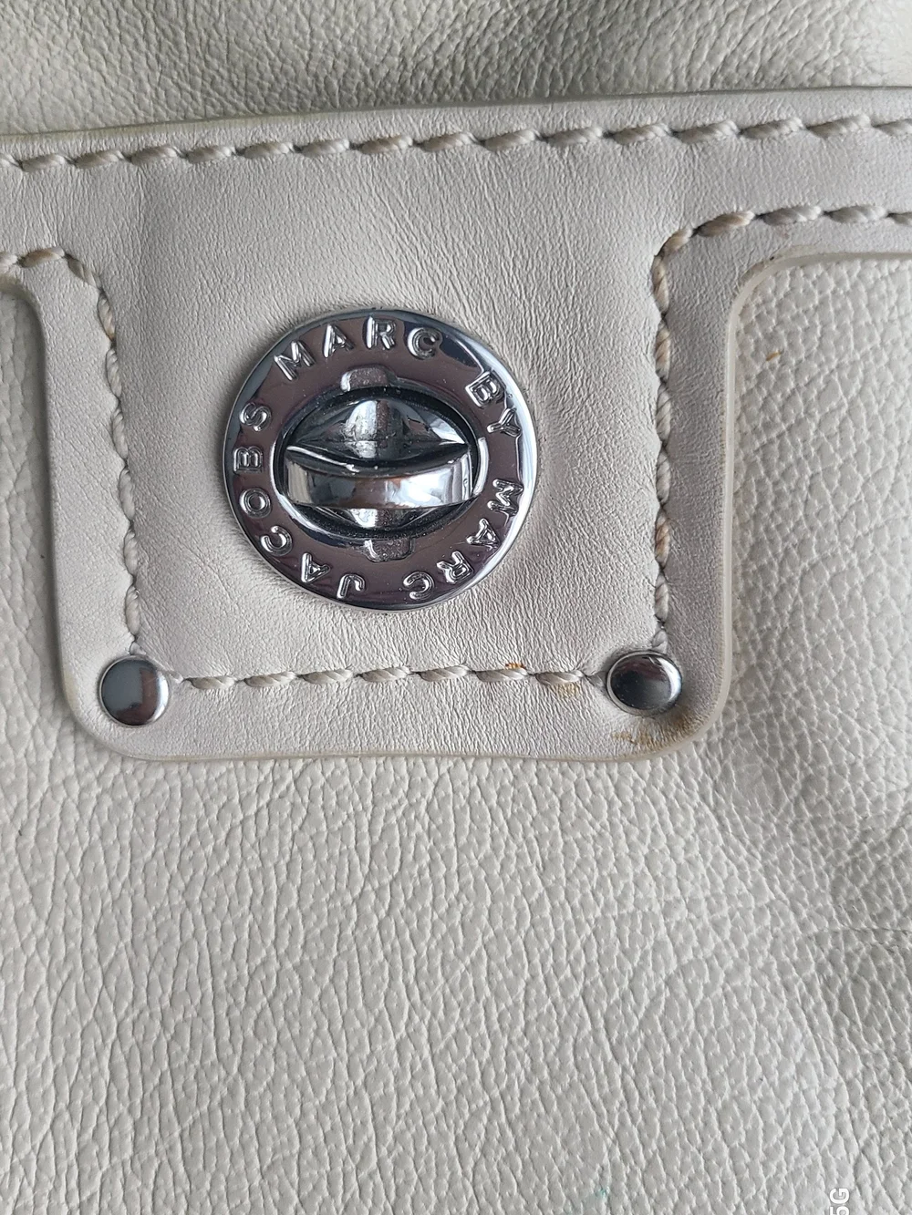 Marc Jacobs Cream Crossbody Bag - Minimal Leather Shoulder Purse - Picture 3 of 8